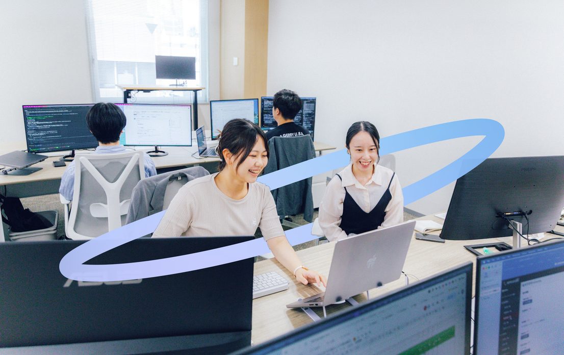 デスクで画面を見ながら相談する3人の社員