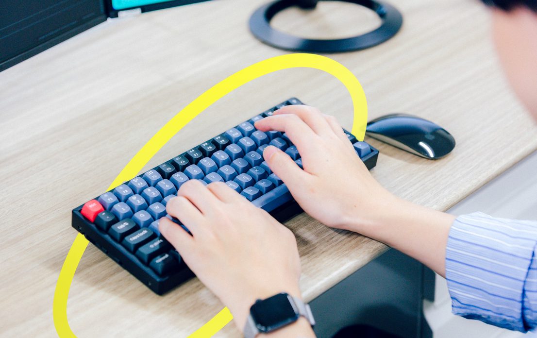キーボードを打つ手元