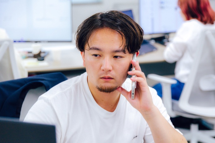 電話対応するメンバー